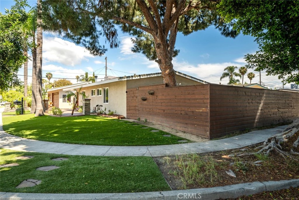 1238 N Studebaker