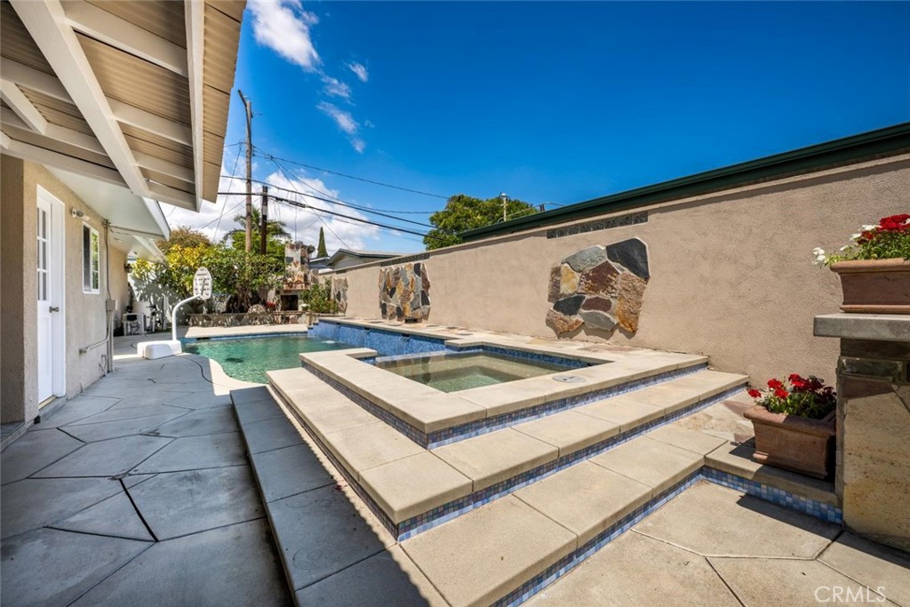1238 N Studebaker