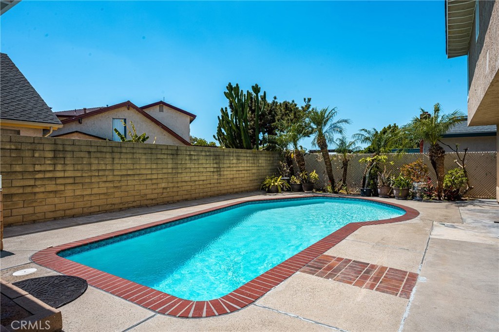 2860 E Hempstead