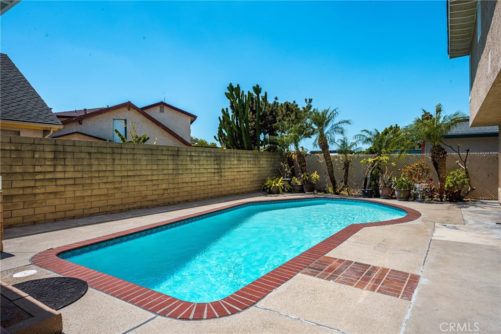 2860 E Hempstead