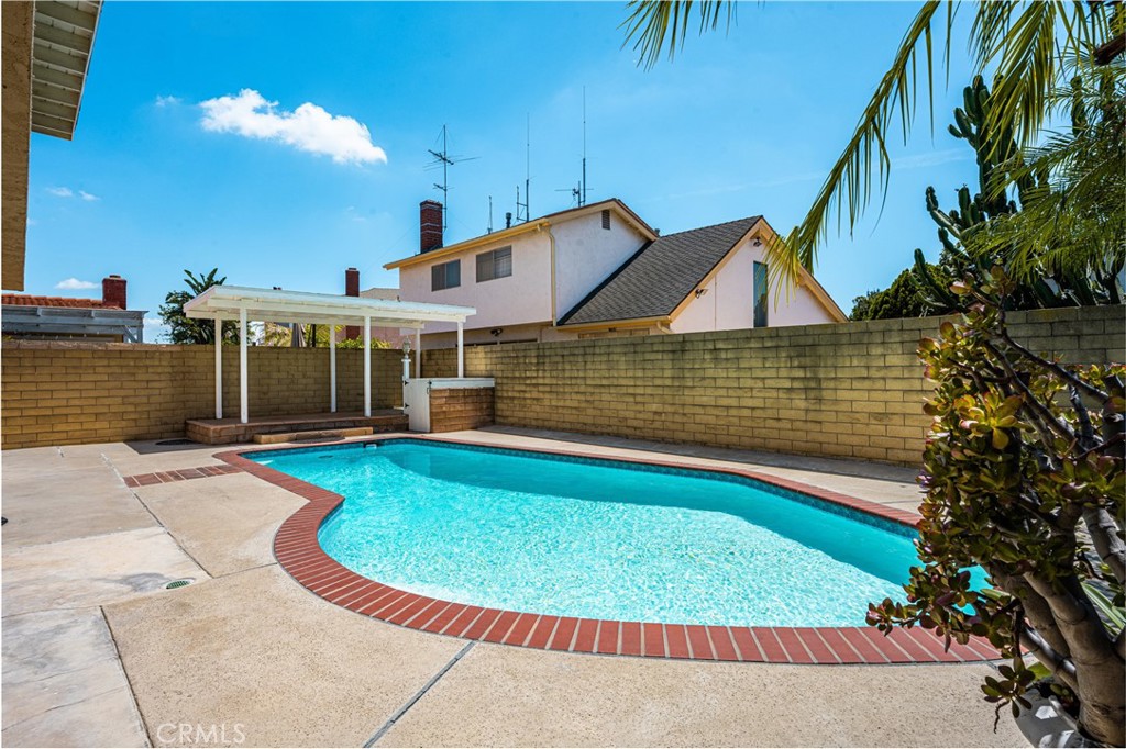 2860 E Hempstead