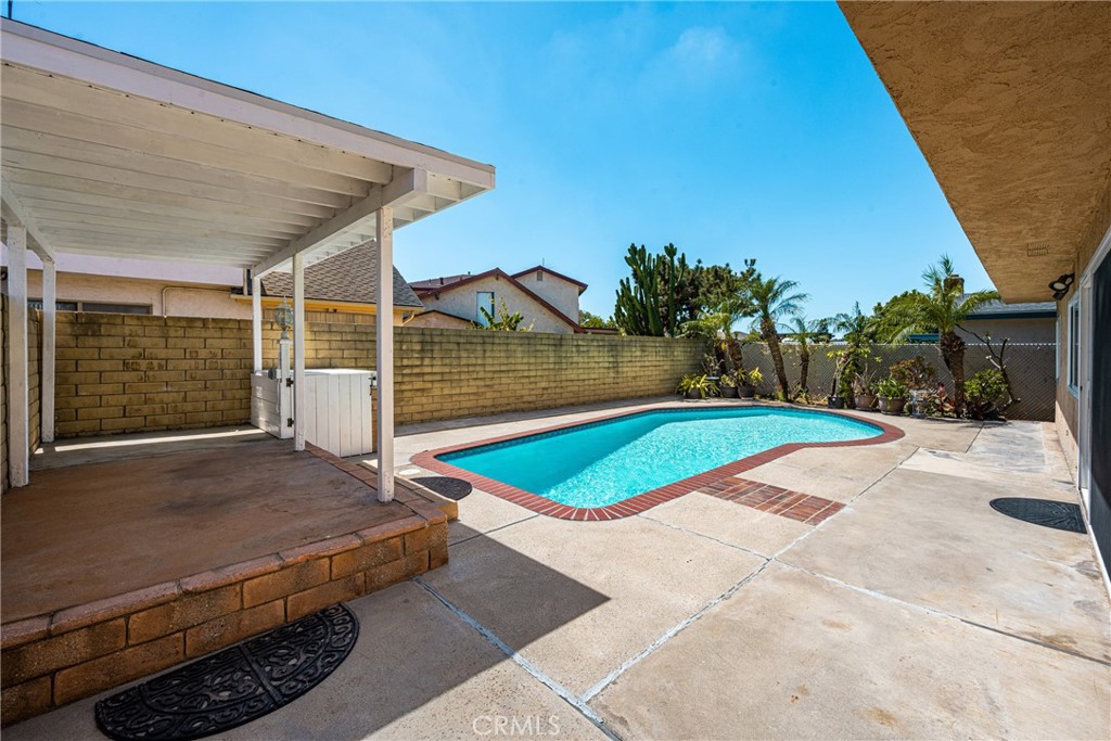 2860 E Hempstead