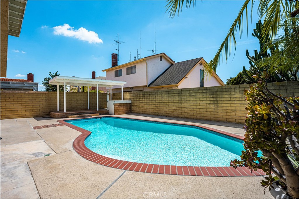 2860 E Hempstead