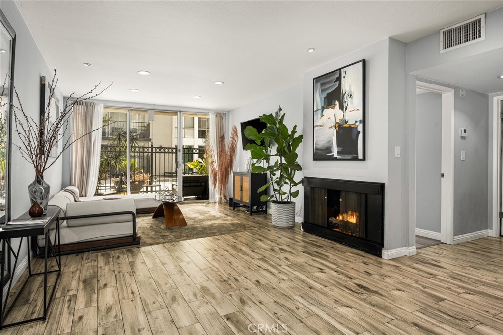 1351 N Crescent Heights 114