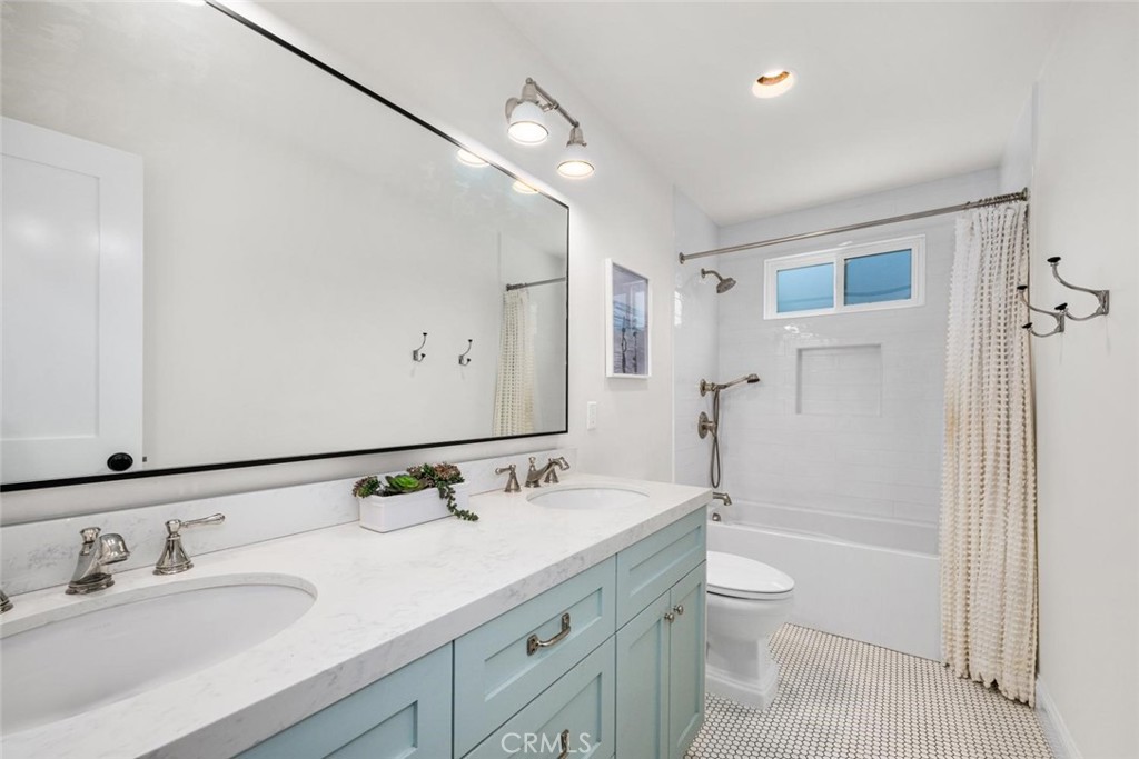 11782 Davenport