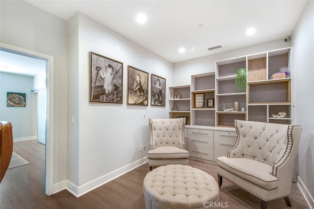 10 Brownstone Way