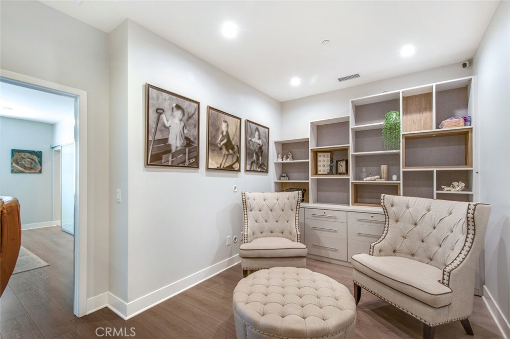 10 Brownstone Way