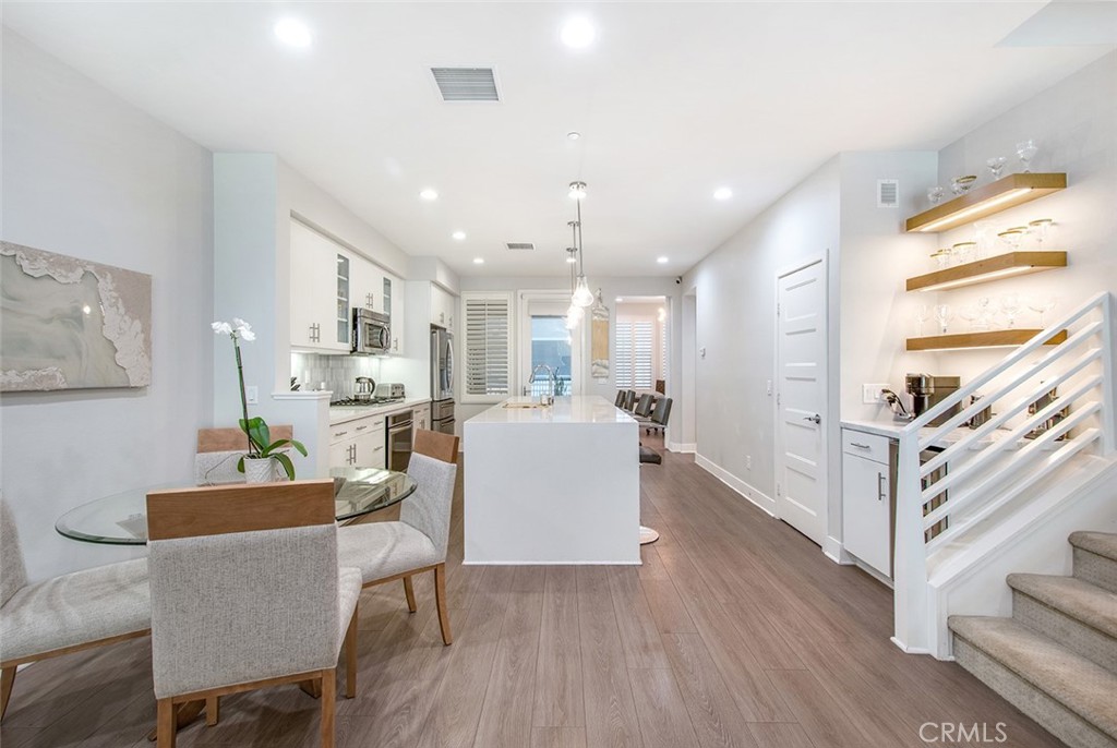 10 Brownstone Way