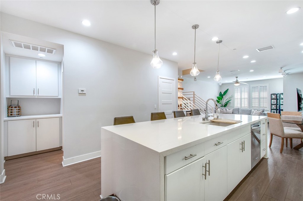 10 Brownstone Way