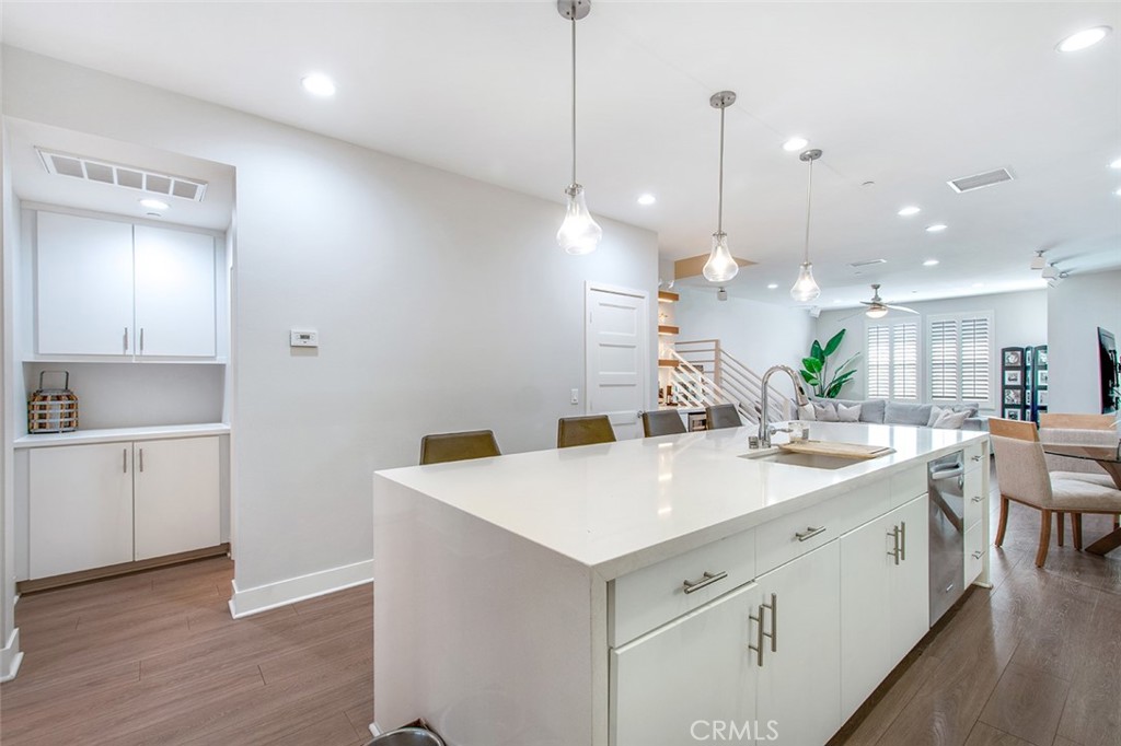 10 Brownstone Way