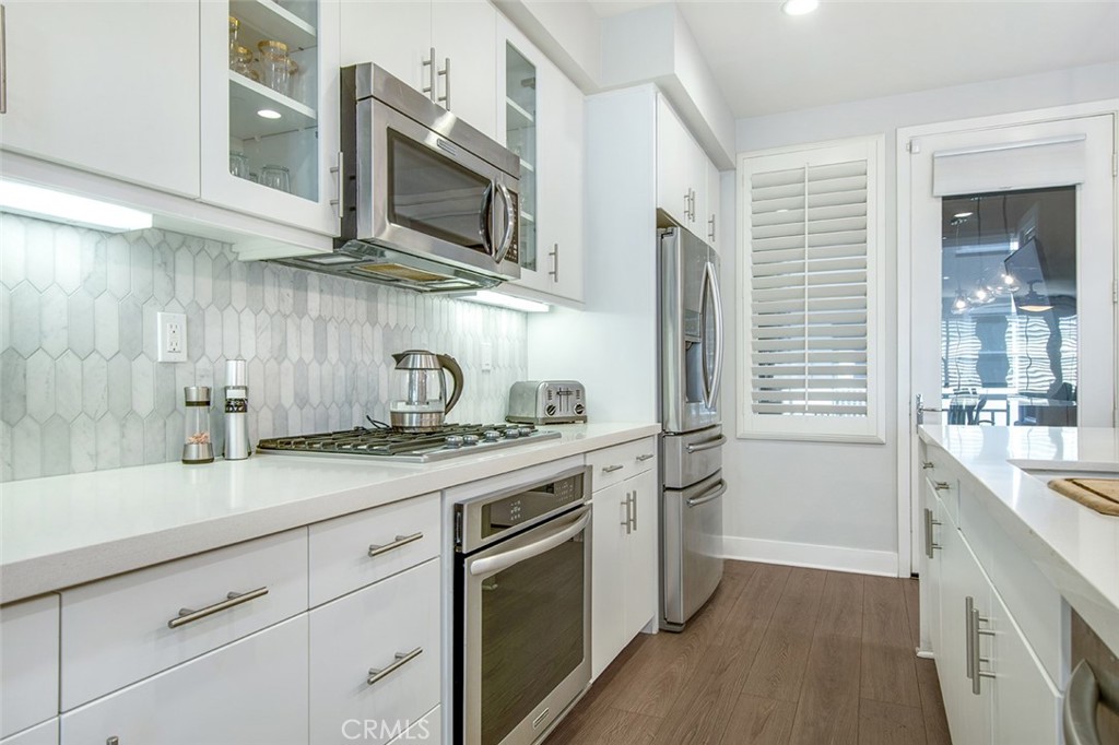 10 Brownstone Way