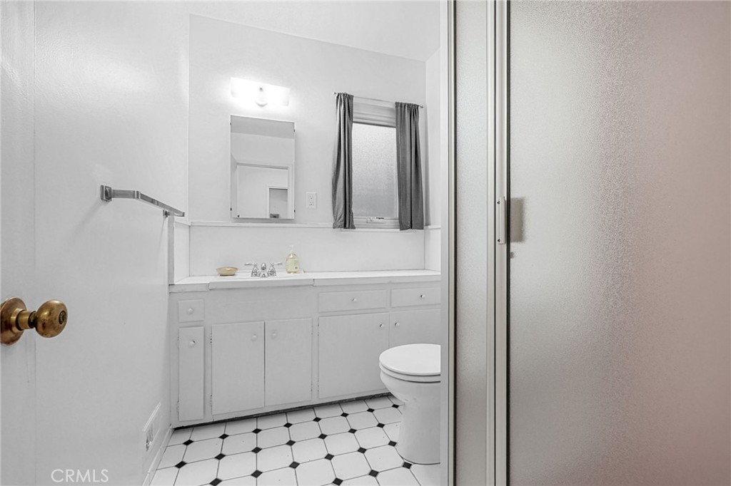 5703 Freeman