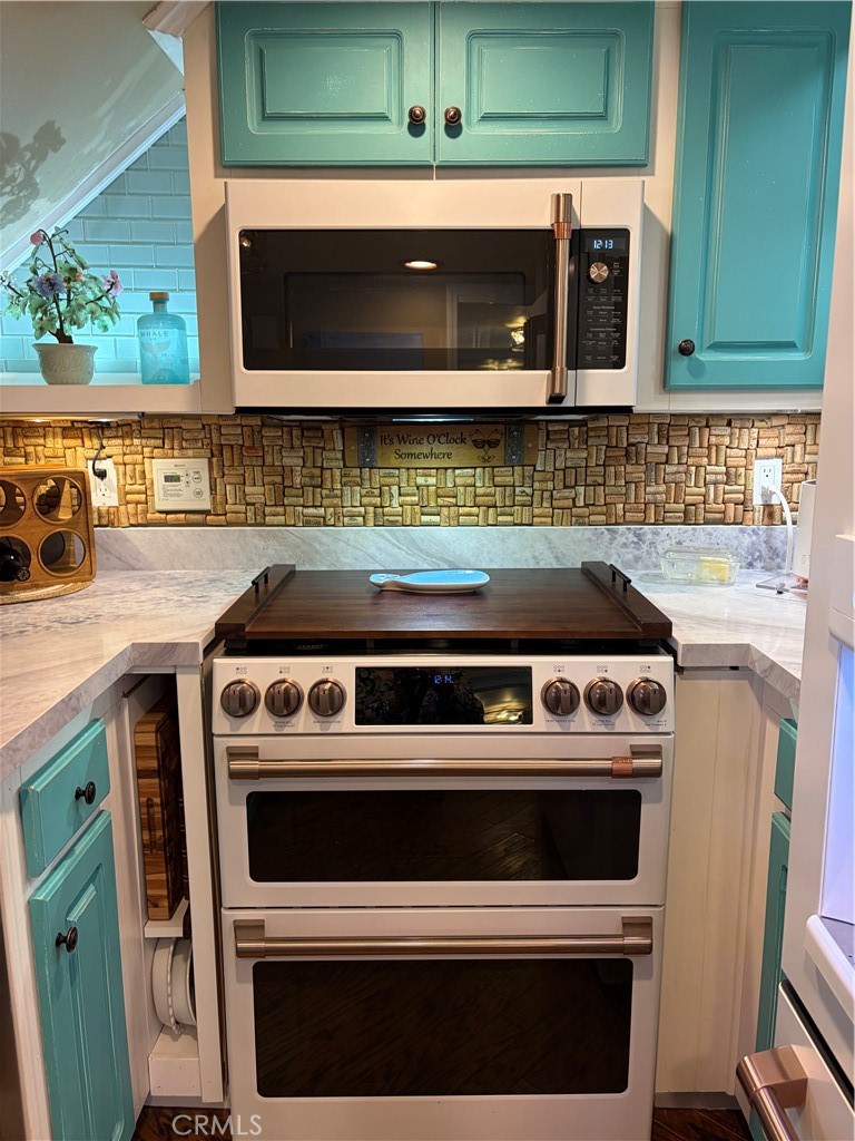 39 El Paseo