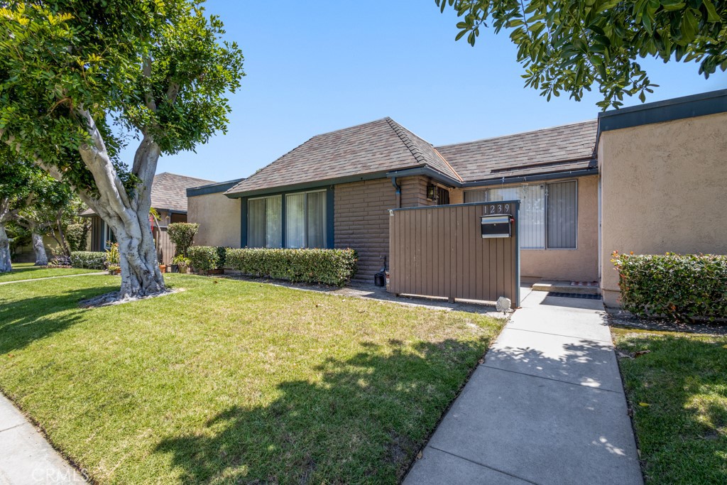 1239 E Bell