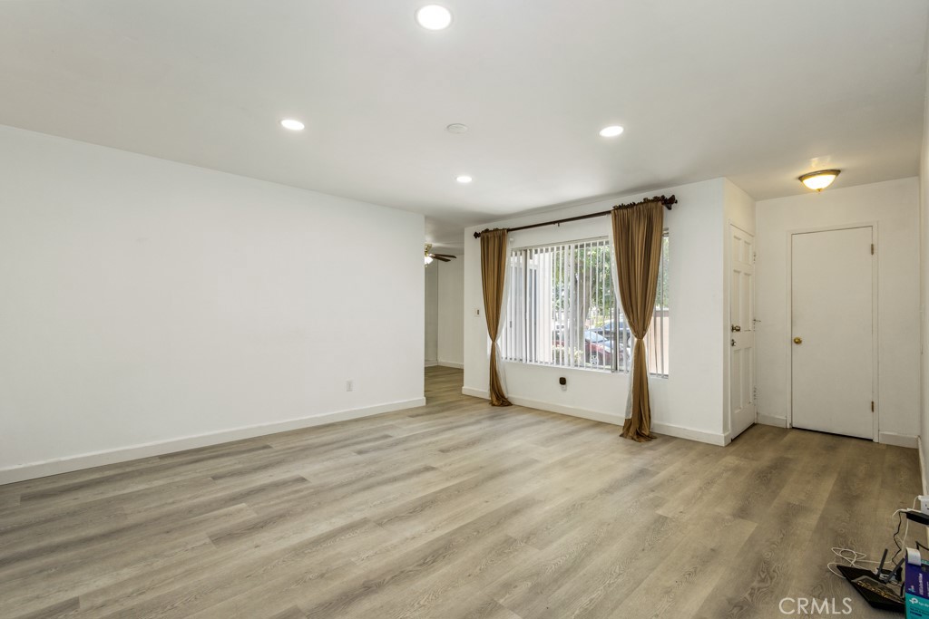 1239 E Bell
