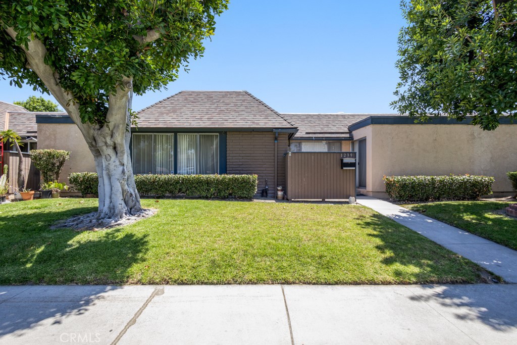 1239 E Bell
