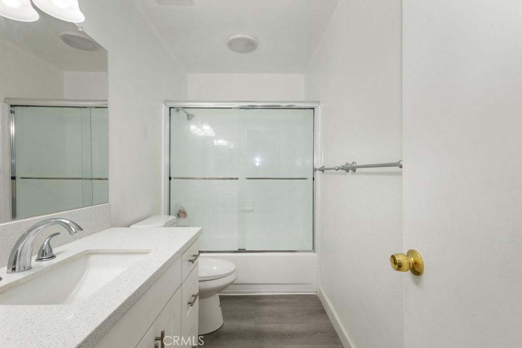 1239 E Bell