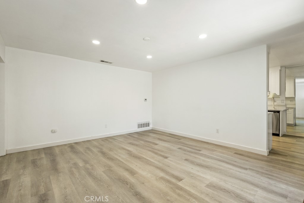 1239 E Bell