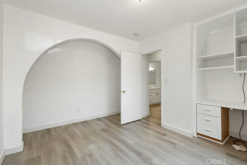 1239 E Bell