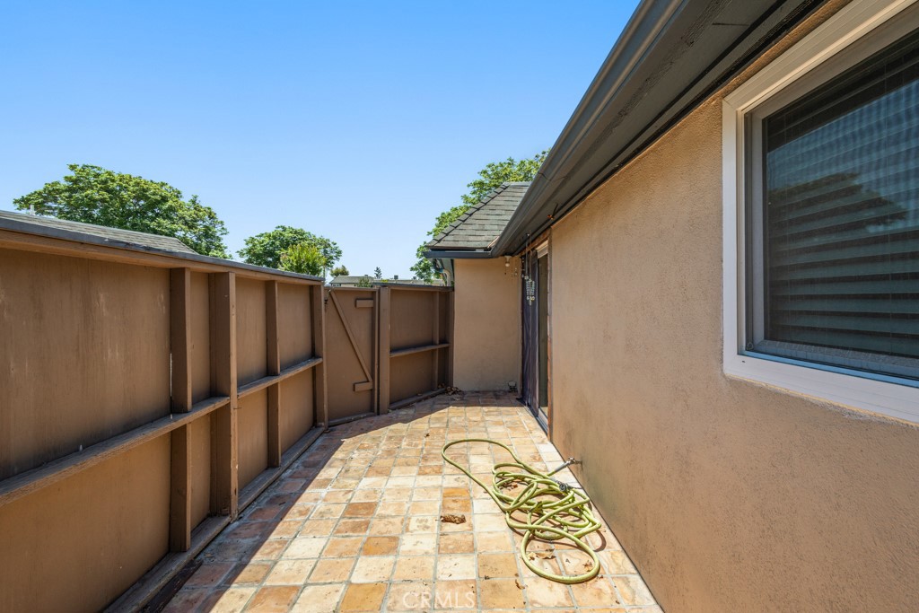 1239 E Bell