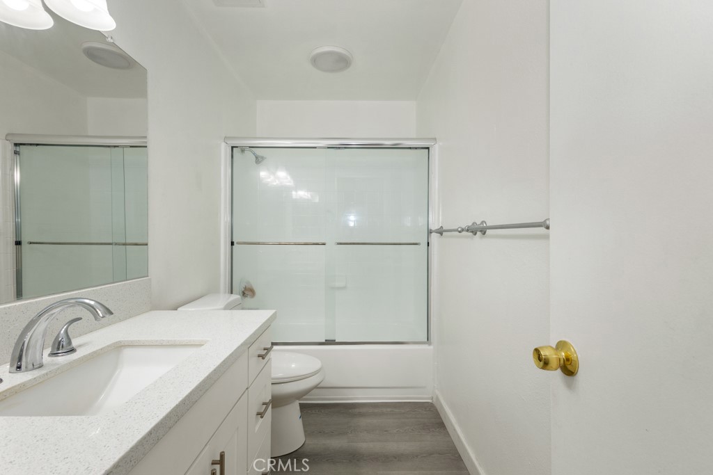 1239 E Bell