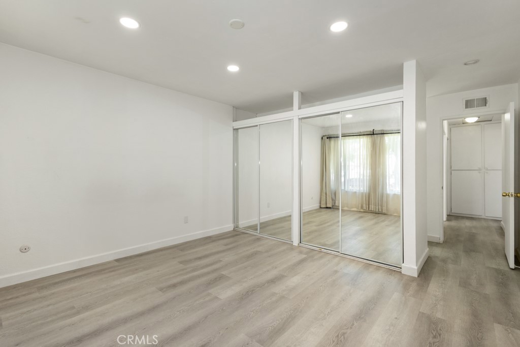 1239 E Bell