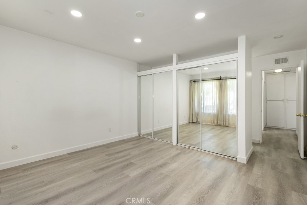 1239 E Bell