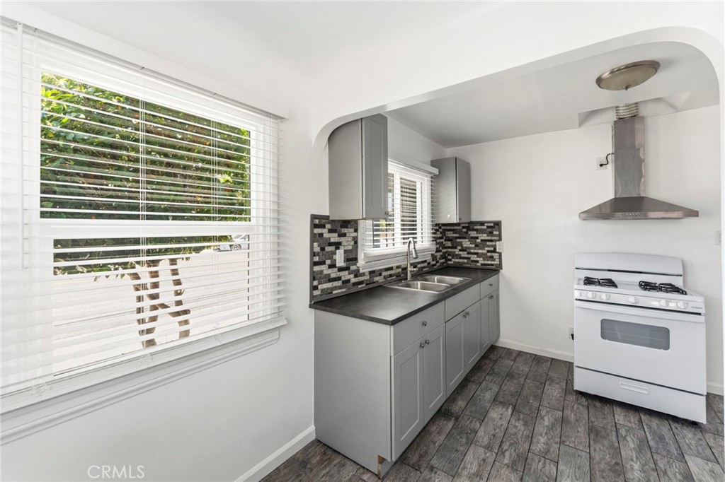 1047 W 7th