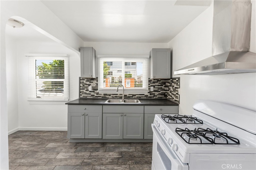 1047 W 7th