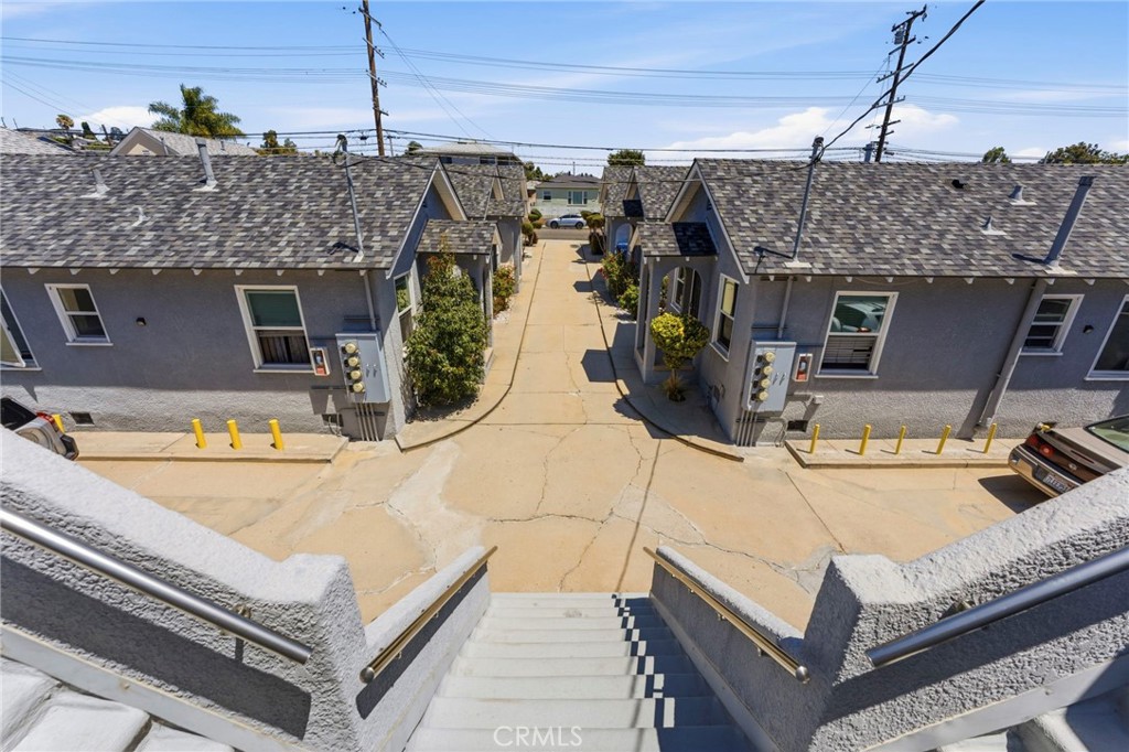1047 W 7th