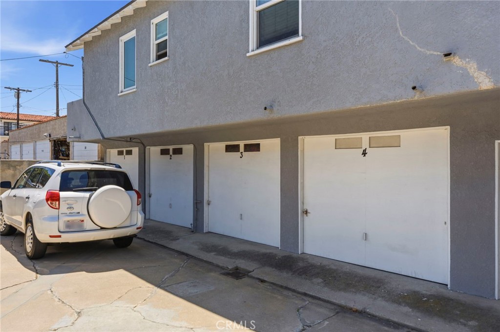 1047 W 7th