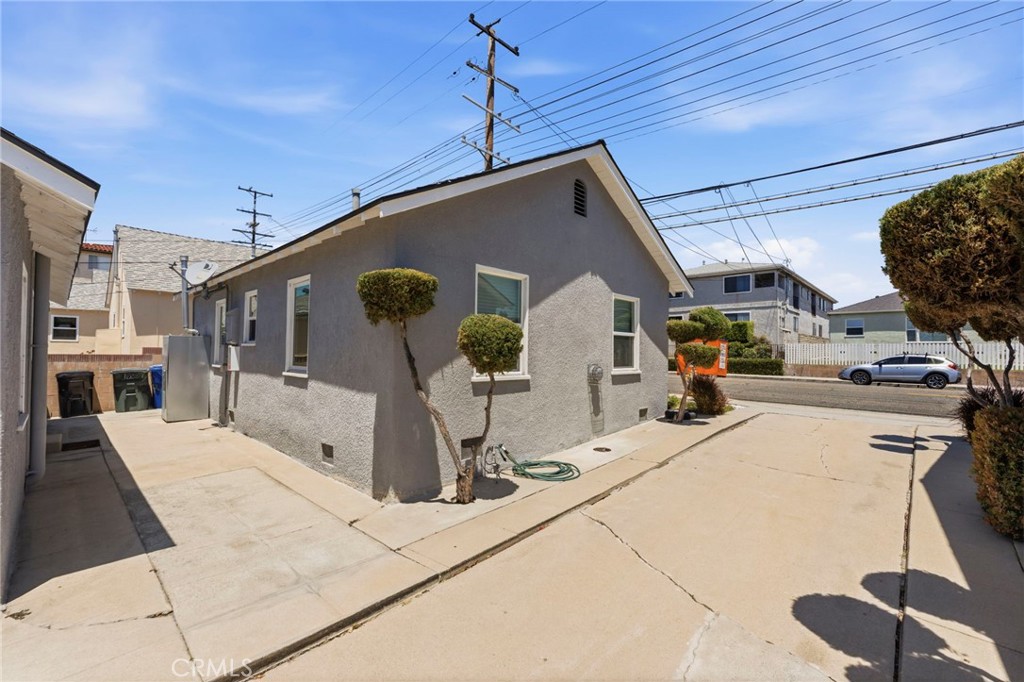 1047 W 7th