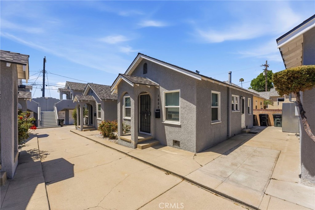 1047 W 7th