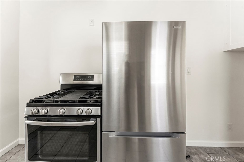1047 W 7th