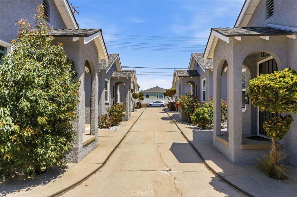 1047 W 7th