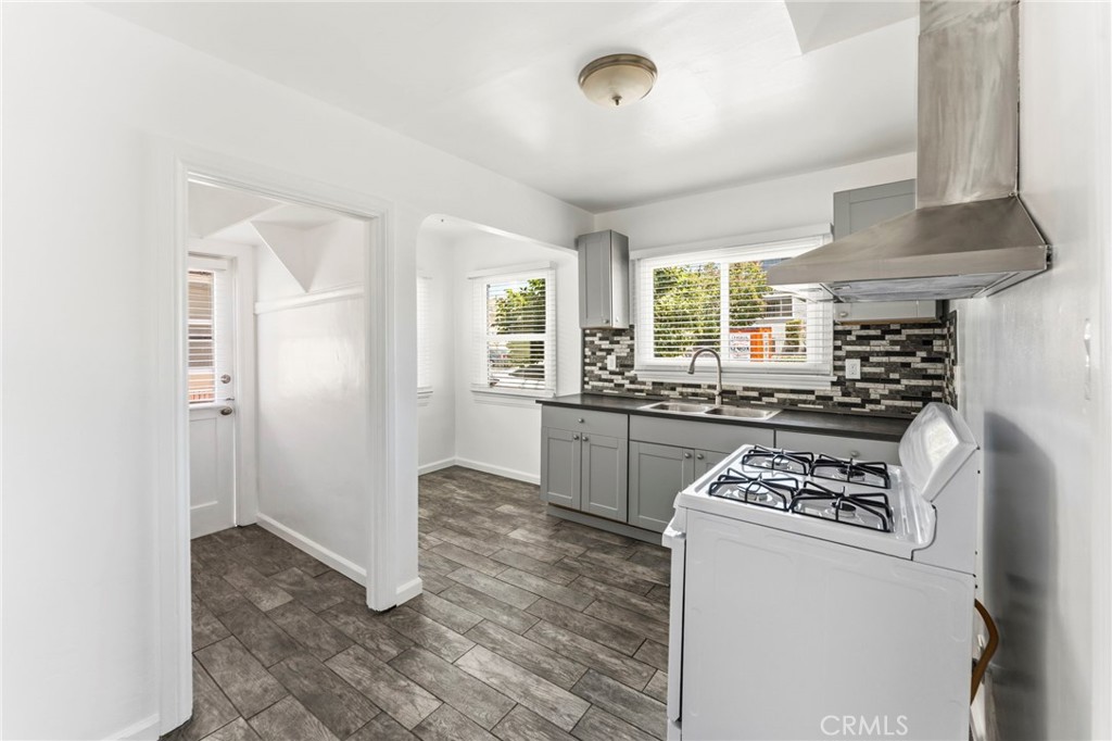 1047 W 7th