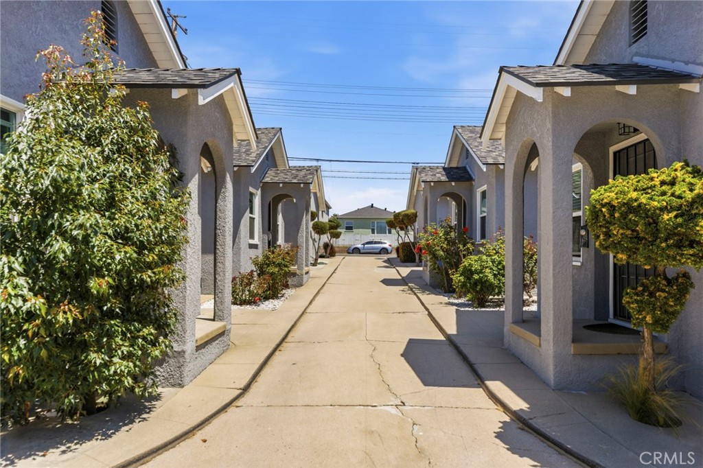 1047 W 7th