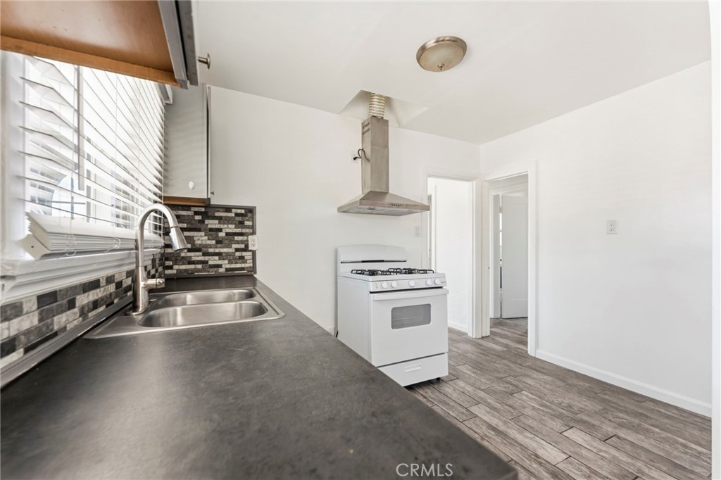 1047 W 7th