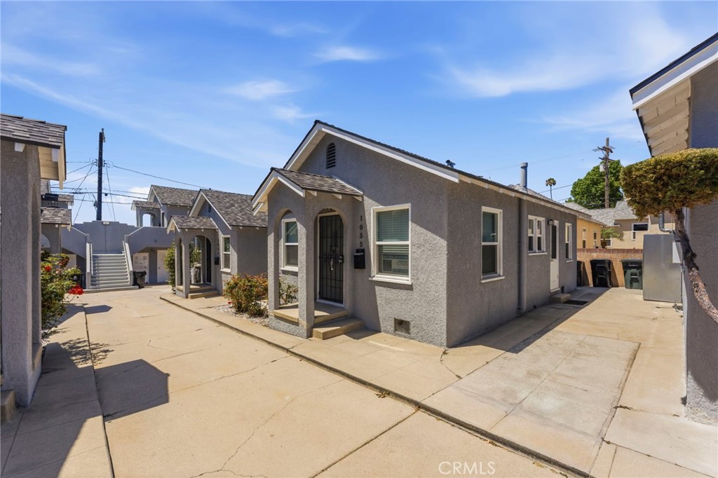 1047 W 7th