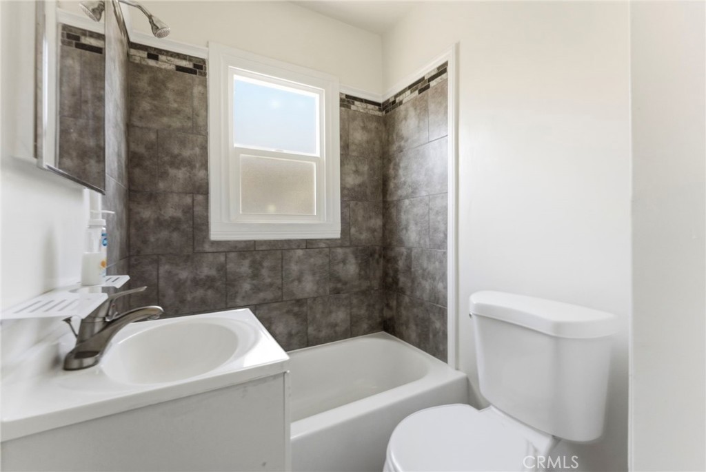 1047 W 7th