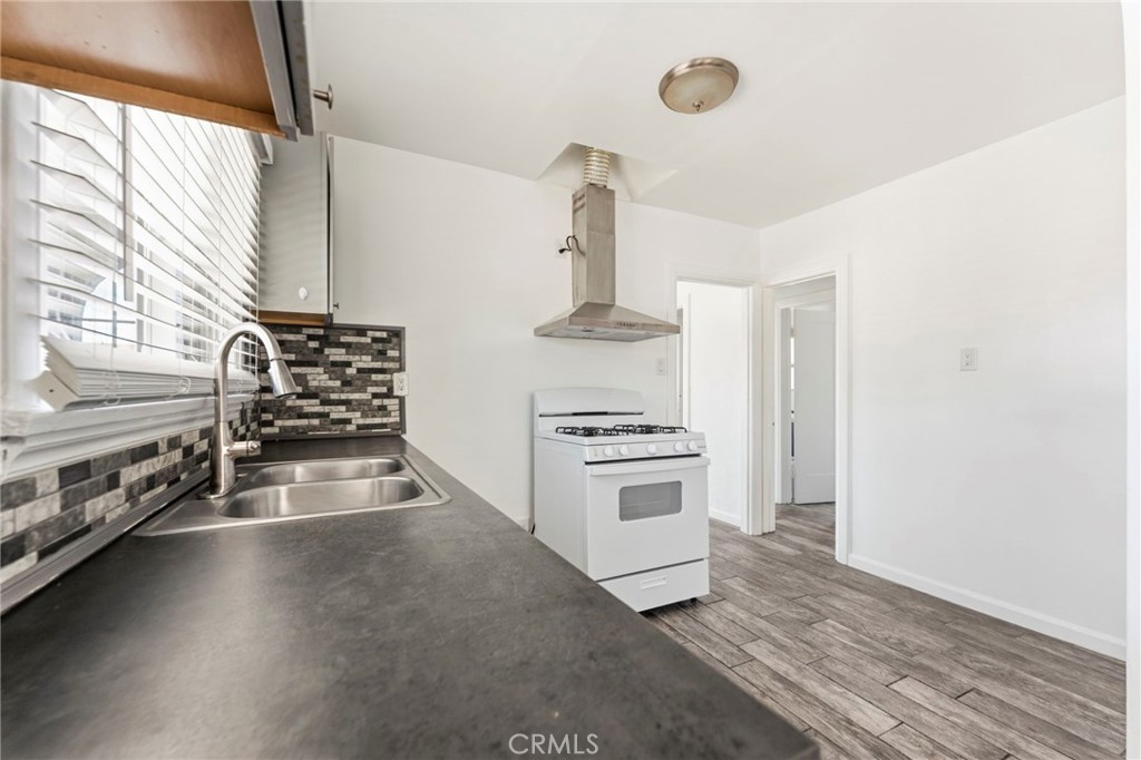 1047 W 7th