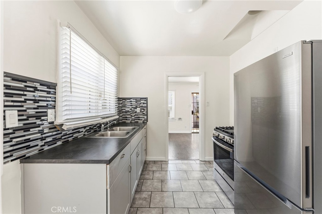 1047 W 7th