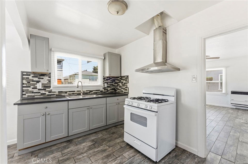 1047 W 7th