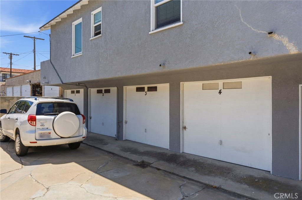 1047 W 7th