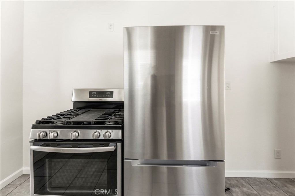 1047 W 7th
