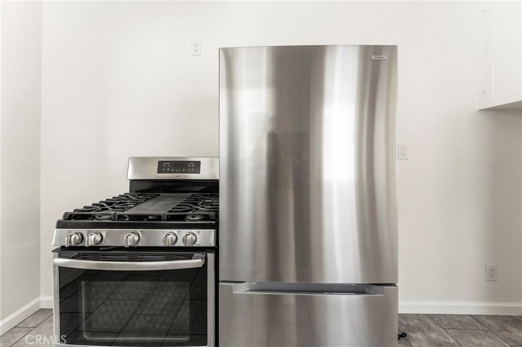 1047 W 7th