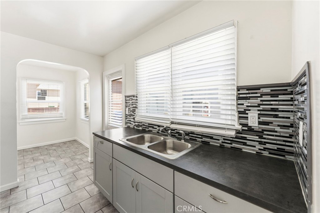 1047 W 7th