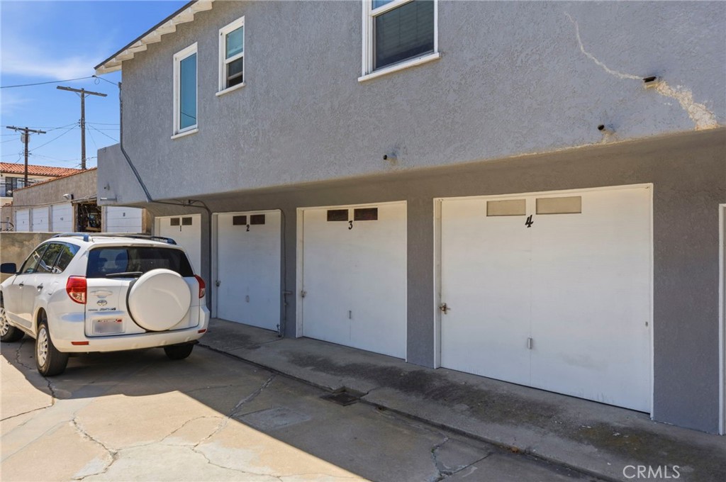 1047 W 7th