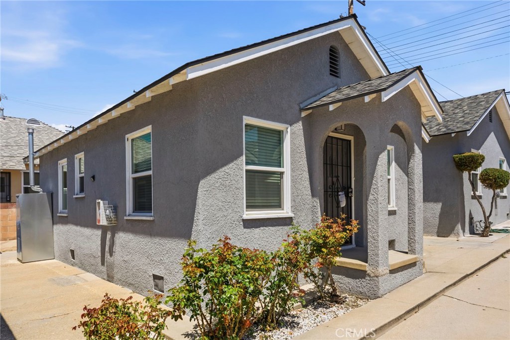 1047 W 7th