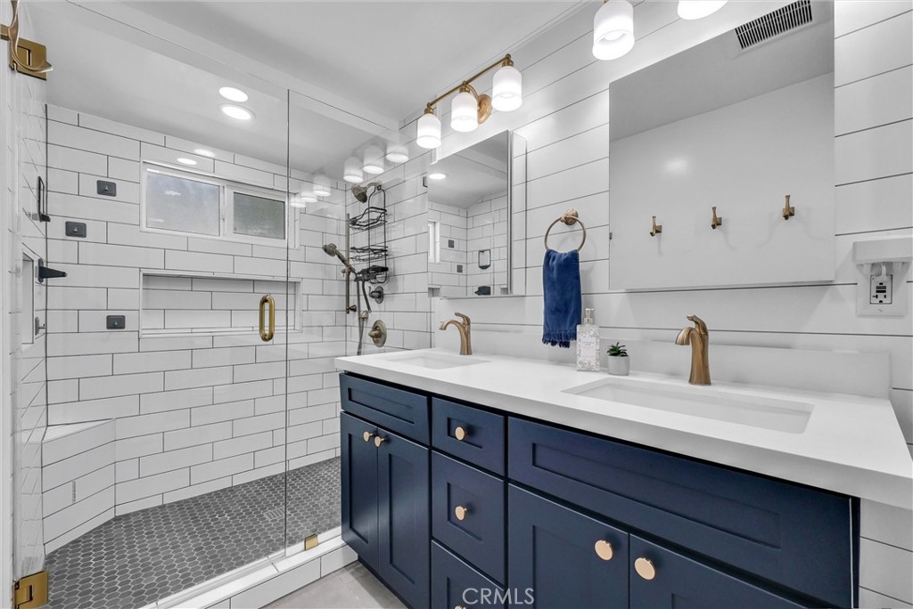 347 W Meacham
